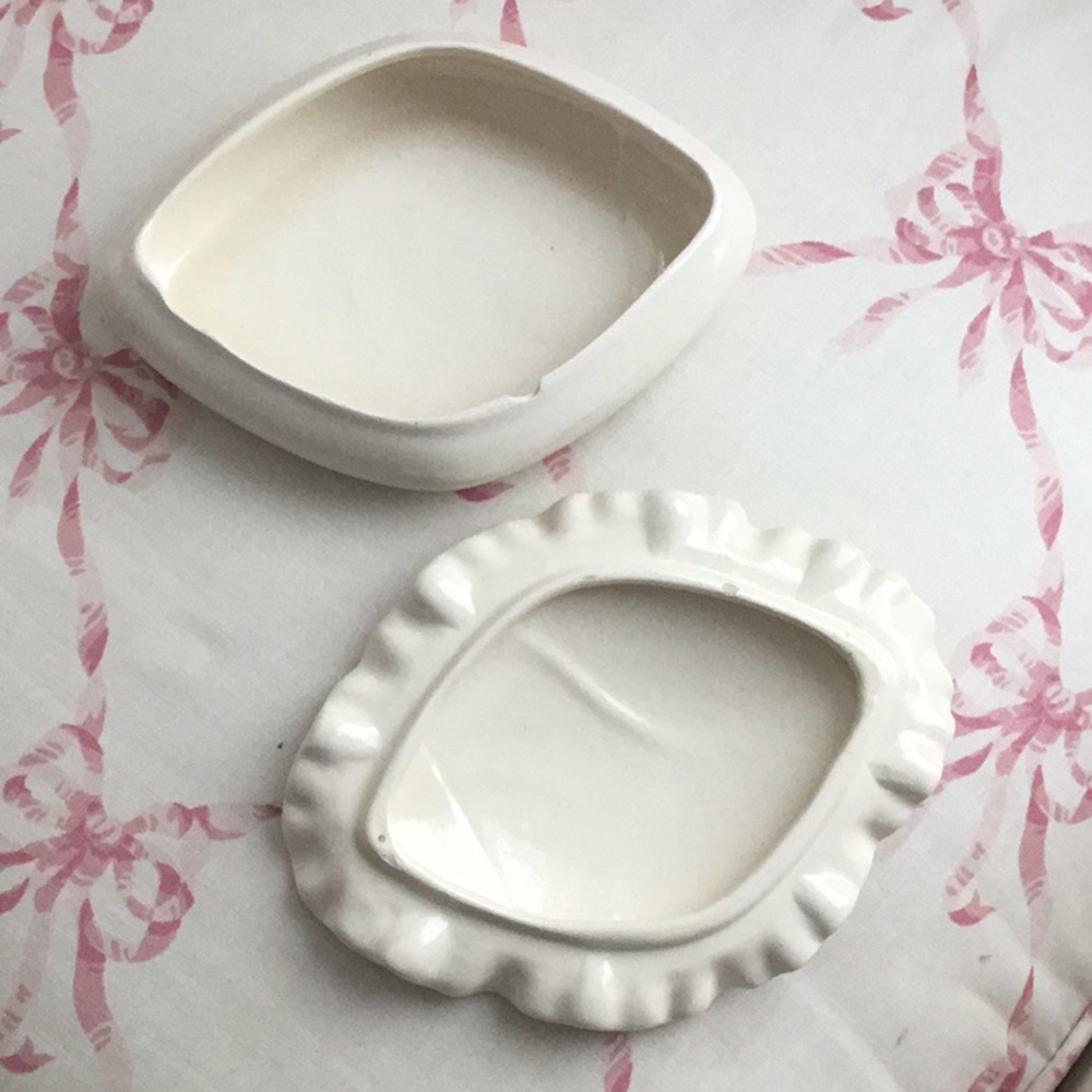 ✨Vintage Victorian Couple Ruffle Ceramic Container Jewelry Box Storage - Picture 3 of 7